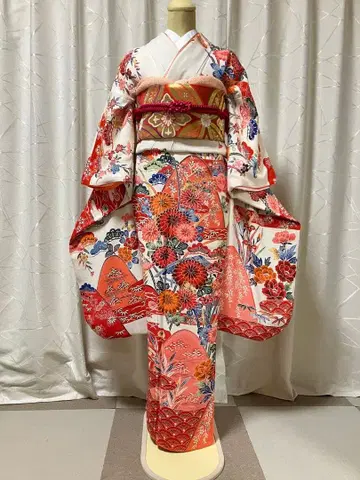 화려한 꽃무늬의 후리소데