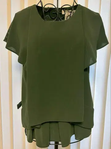 올리브색 프릴 반팔 상의