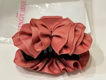 프릴 디자인의 핑크 대형 클립