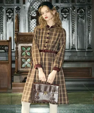 F i.n.t 벨벳 사용 견장 디테일 체크 원피스