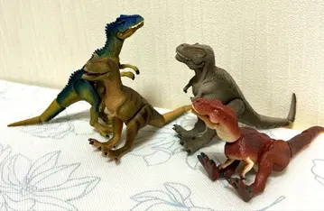꼬리가 움직여요! 발이 움직여요! 공룡 피규어 4개!
