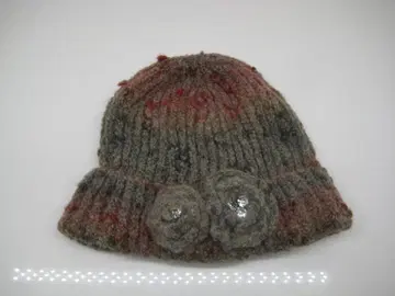 maxim 맥신 그레이와 빨간색 계열 꽃 장식 니트 모자