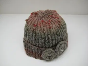 maxim 맥신 그레이와 빨간색 계열 꽃 장식 니트 모자