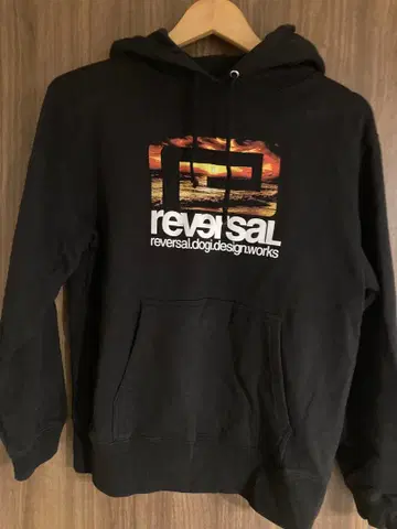 reversal 블랙 후드 부착 후드티 로고