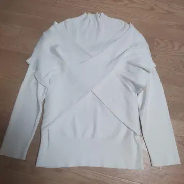 언쓰리 화이트 프릴 랩 스웨터 F