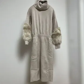 퍼 달린 베이지 니트 원피스