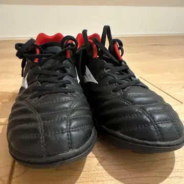 축구화 블랙/레드 새로운 상품입니다 어린이가 한 번만 사용했습니다
