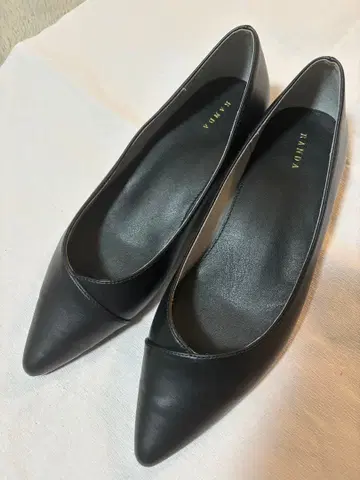 블랙 스틸레토 펌프스 골드 악센트