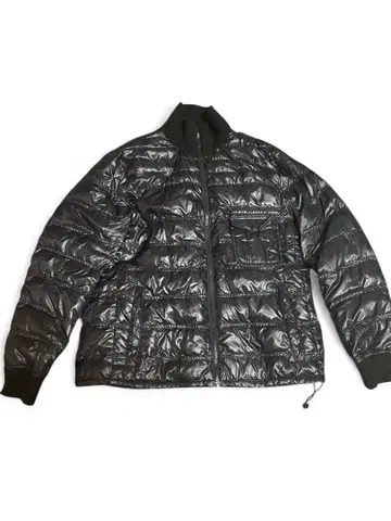 광택이 나는 리버서블 블랙 다운 자켓