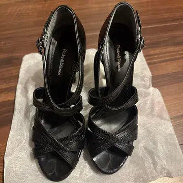 블랙 스트랩 샌들