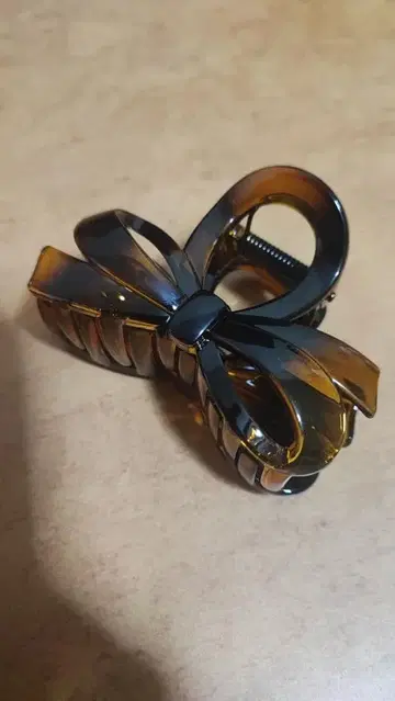 리본형 헤어 클립 브라운 블랙