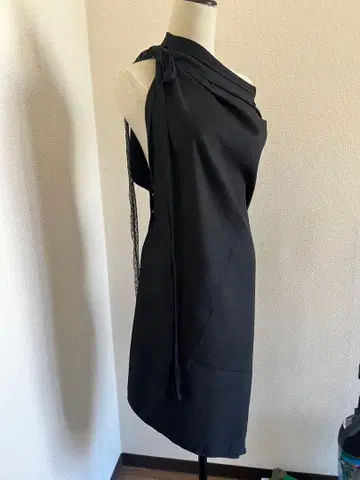 블랙 슬리브리스 비대칭 원피스