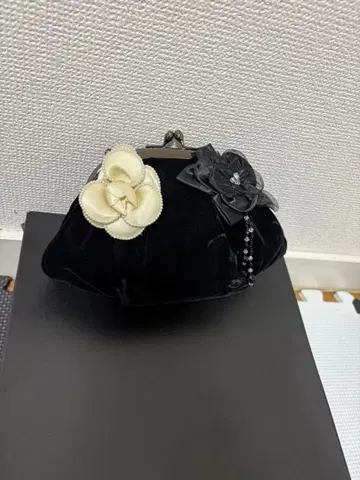 블랙 벨벳 파티백 꽃 모티브