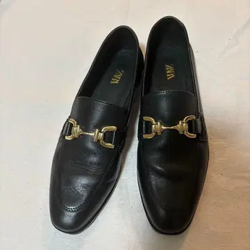 ZARA 블랙 로퍼 골드 장식