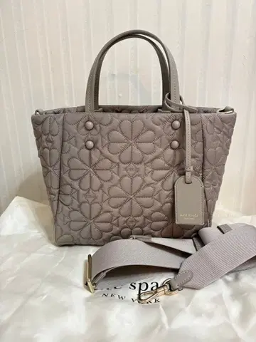 현행 모델 케이트 스페이드 틸리 퀼티드 스몰 토트