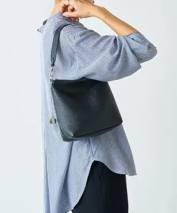 [ 새상품급 ] 비어즐리 소프트 가죽 숄더백 블랙