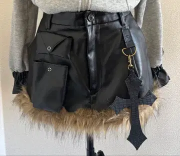 퍼 달린 가죽 미니 스커트