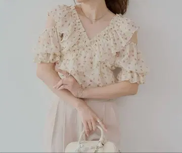 Chico 시어 플라워 숄더 슬릿 프릴 블라우스