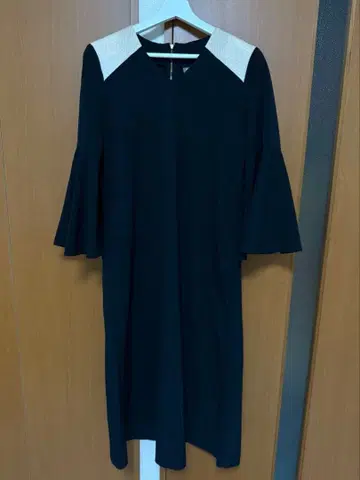 DIARIUM 블랙 플레어 슬리브 롱 원피스