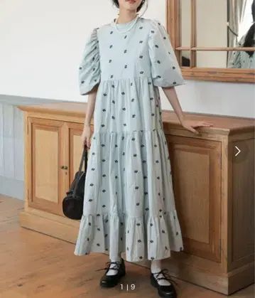 forksy. 미니 꽃무늬 자수 퍼프 슬리브 티어드 원피스