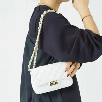 [ 새상품급 ] AULENTTI 체인 미니 숄더백 가죽 퀼팅 화이트