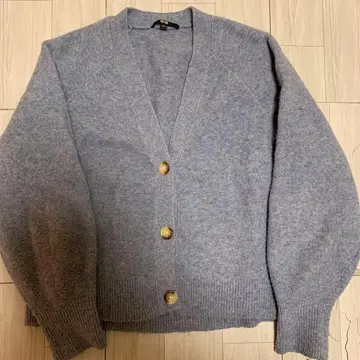 연한 파랑 버튼 달린 가디건