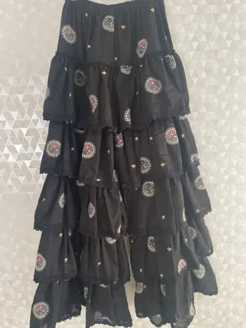 Meridian 플라워 자수 프릴 팬츠 블랙