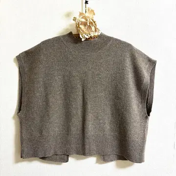 새상품급 브라운 니트 베스트 뒷면 슬릿 기장 짧음