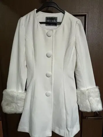 CECI McBEE 퍼 달린 화이트 롱 코트