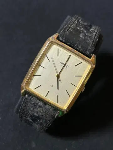 세이코 샤리오 쿼츠 빈티지 골드 작동 중