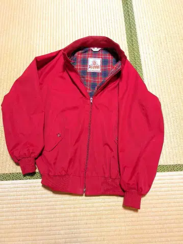 빨간색 체크 무늬 집업 자켓