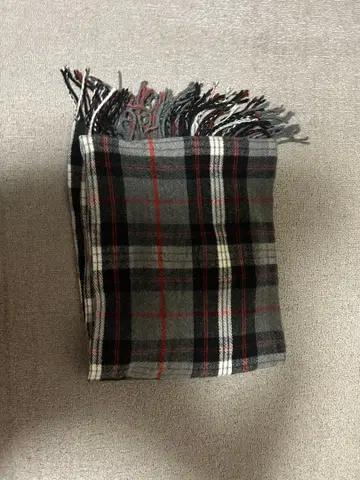 체크 무늬 프린지 달린 머플러