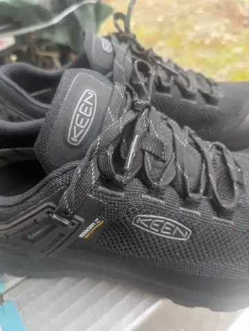 KEEN 블랙 스니커즈