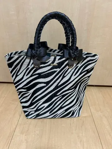 제브라 패턴 토트백 리본 포함 귀여움