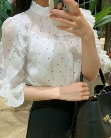 프릴 장식 도트 무늬 화이트 블라우스
