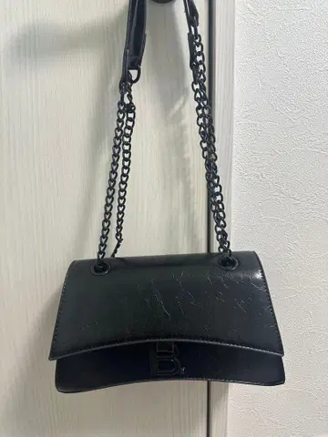 B 로고 블랙 숄더백