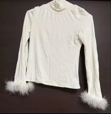 melt the lady 퍼 커프스 하이넥 상의 화이트