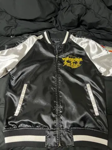 미카사 스카잔 왼쪽 어깨에 오프냐가