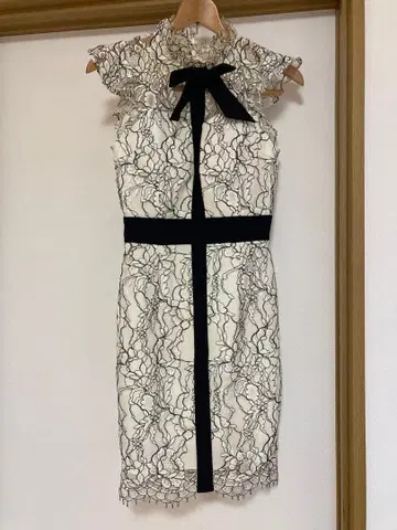 Andy 아이보리 블랙 레이스 드레스