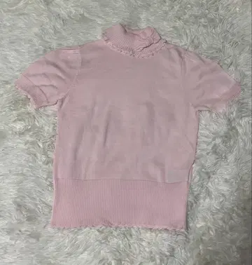 에밀리 템플큐트 리본 포함 터틀넥 1회 착용