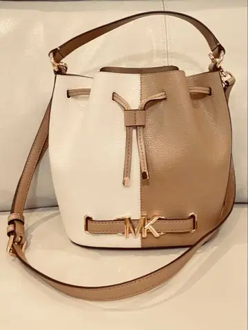 마이클코어스 버킷 백 화이트/베이지