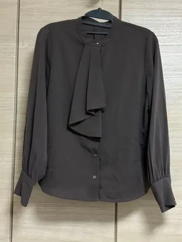 브라운 보타이 긴팔 블라우스