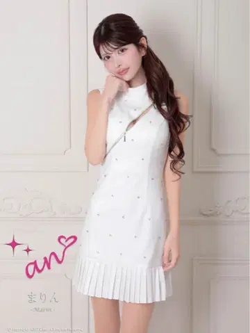 an 화이트 슬리브리스 드레스 비쥬 부착