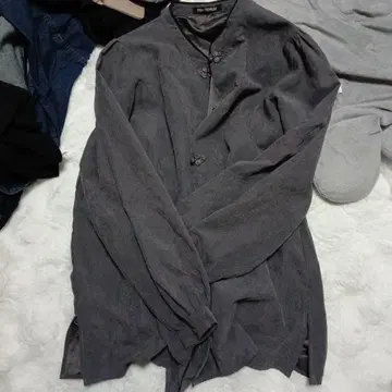 그레이 긴팔 셔츠 버튼 포함