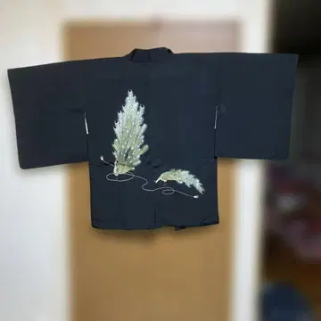 블랙 베이스에 공작 자수가 놓인 겉옷