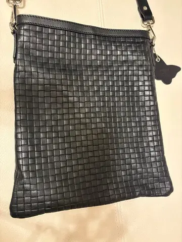 뜨개질풍 디자인 블랙 숄더백