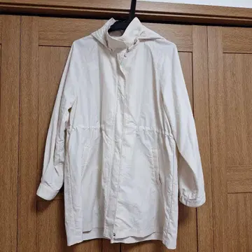 화이트 후드 부착 스프링 코트