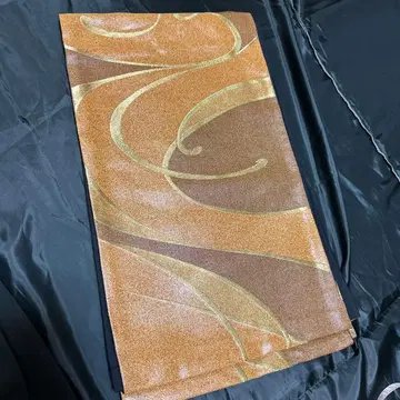 광택이 나는 브라운 골드 후쿠로 오비