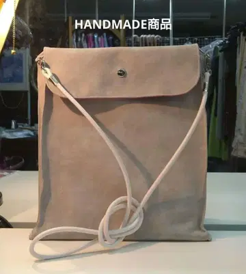 연한 그레이 숄더백 플랩식