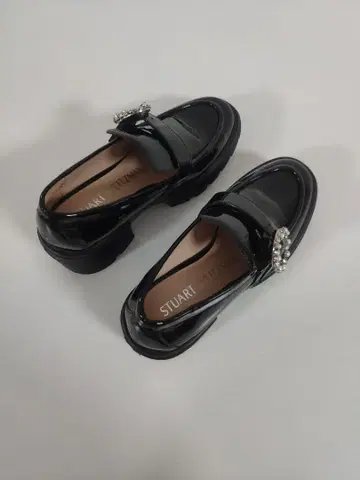 블랙 로퍼 펄 장식